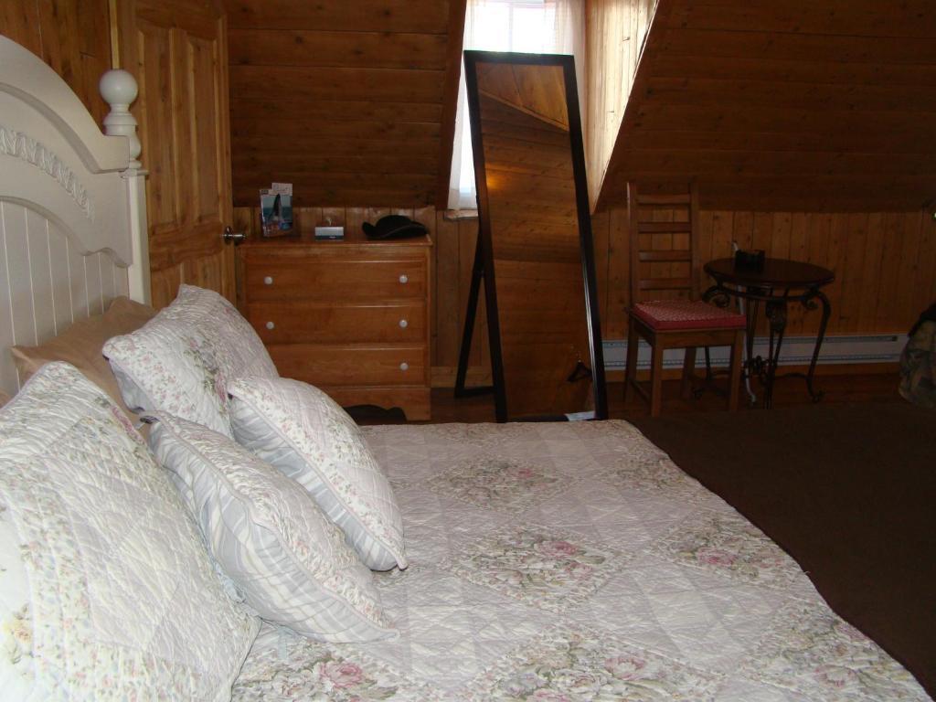 Auberge La Sainte Paix Тадуссак Номер фото